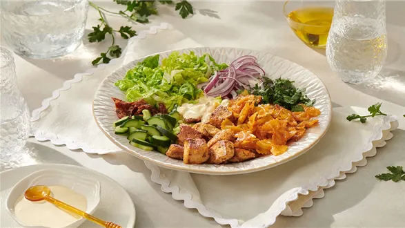 Sałatka z chrupiącym makaronem 